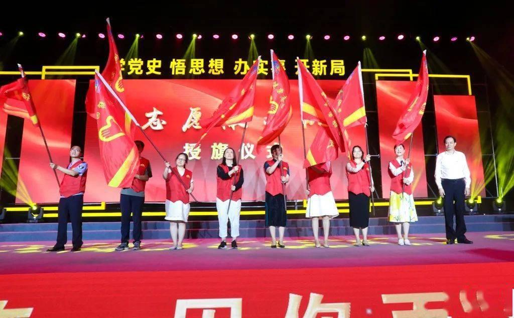 一口气看了十集根本停不下来,没想到这部剧竟是今年的“王炸”!